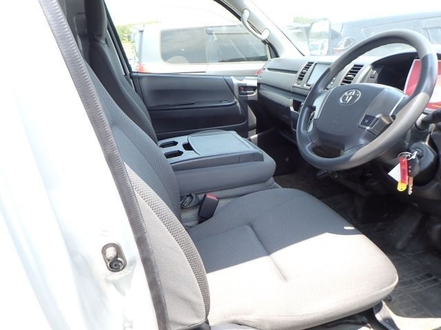 TOYOTA HIACE 2019/5