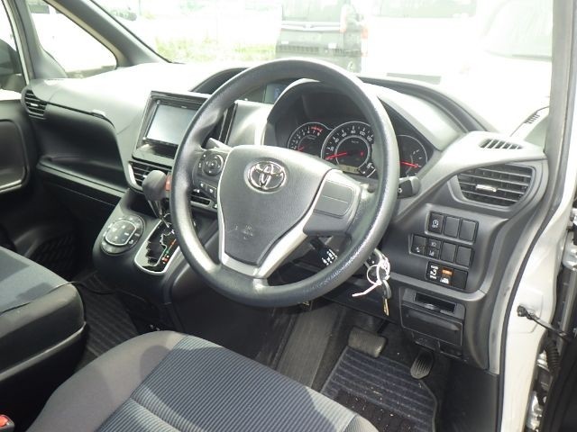 TOYOTA VOXY 2019/4